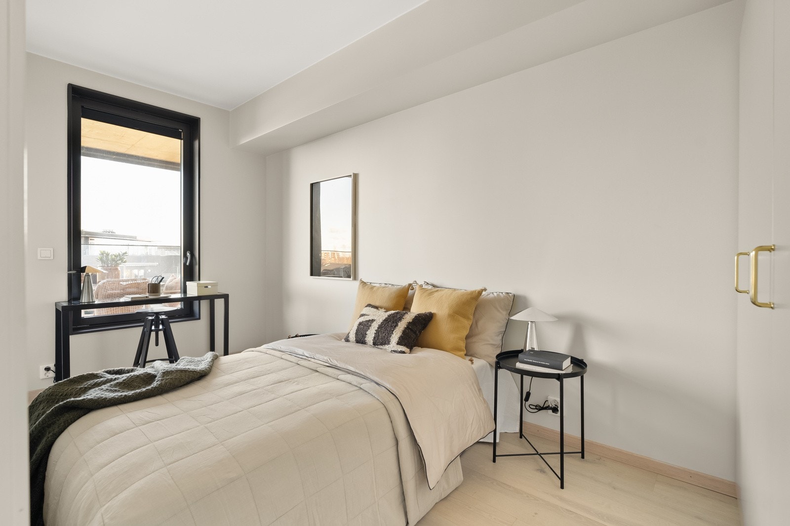 Soverommet har god plass til en større dobbeltseng og tilhørende soveromsmøbler. Galleribilde