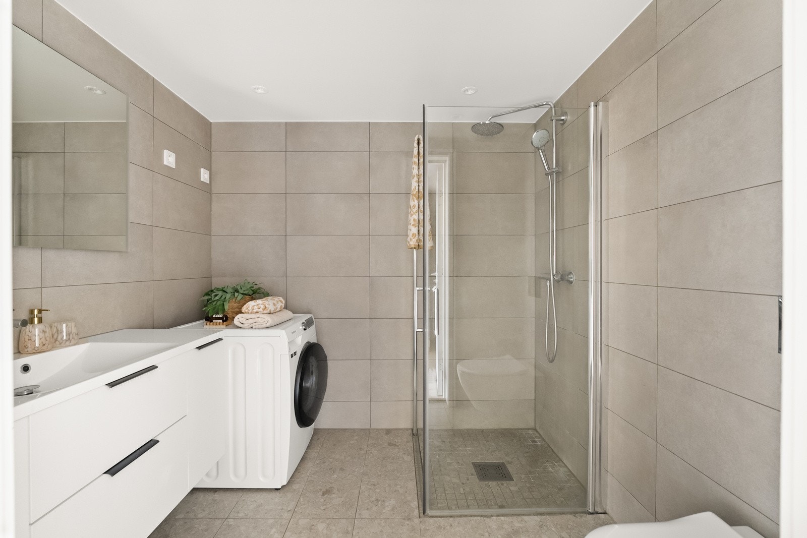 Fint og romslig bad med tidsriktig design. Galleribilde