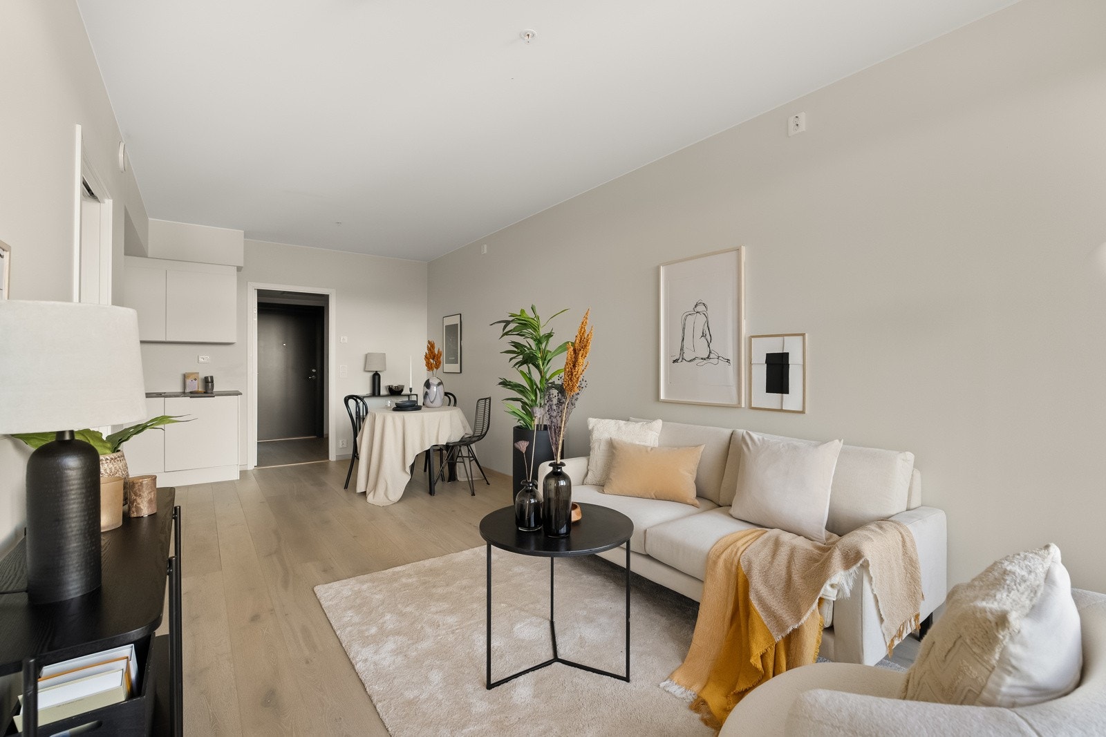 Fint oppholdsrom med flere muligheter når det kommer til innredning. Galleribilde