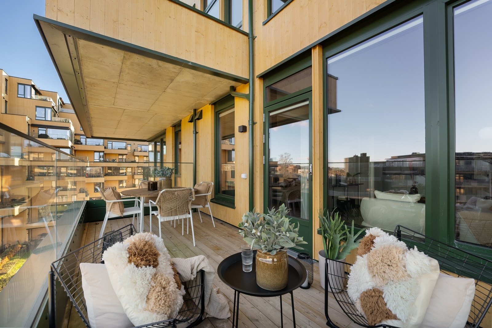 Stor og romslig balkong med fin utsikt over området. Galleribilde