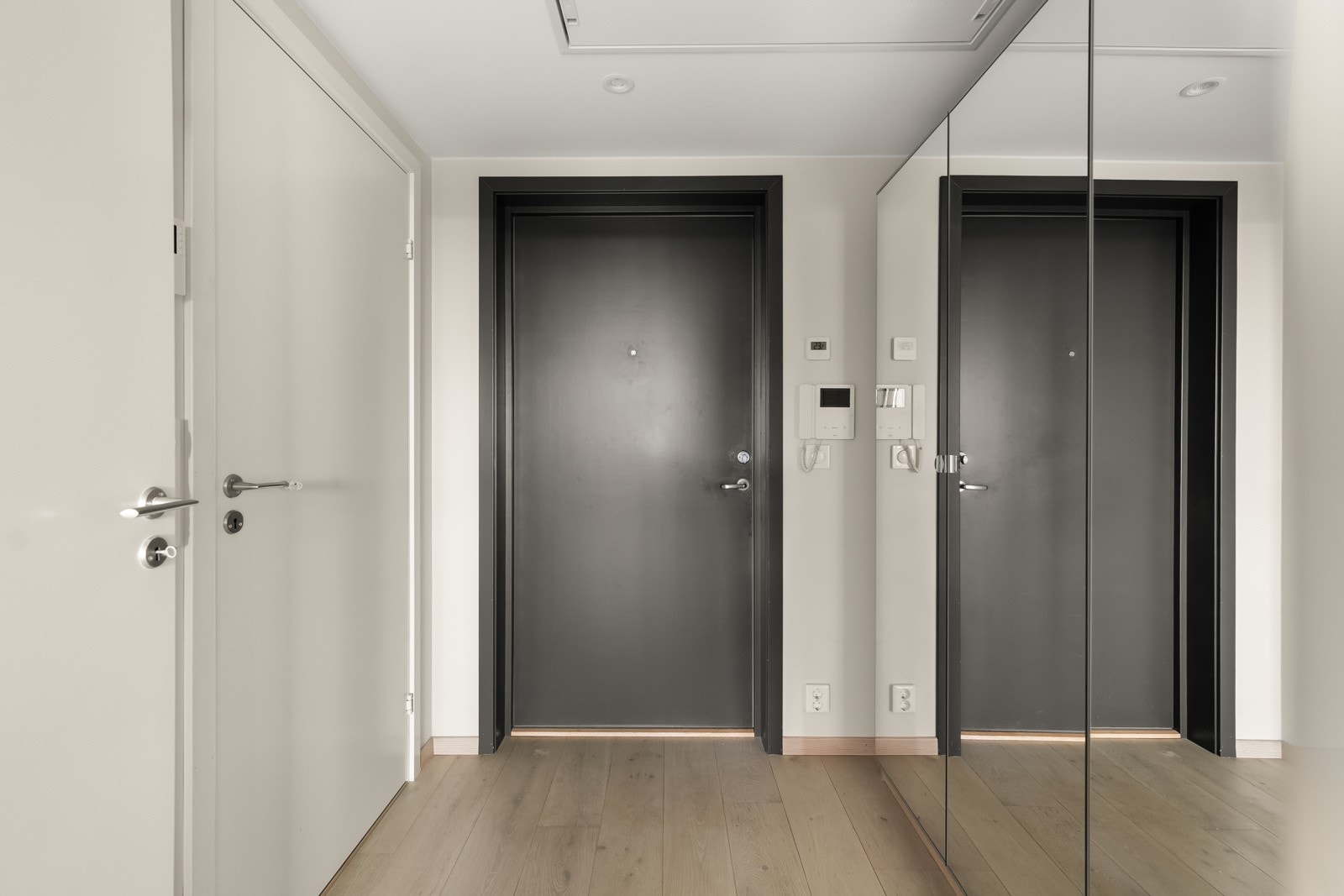 Fin entré som gir en hyggelig velkomst til eiendommen. Galleribilde