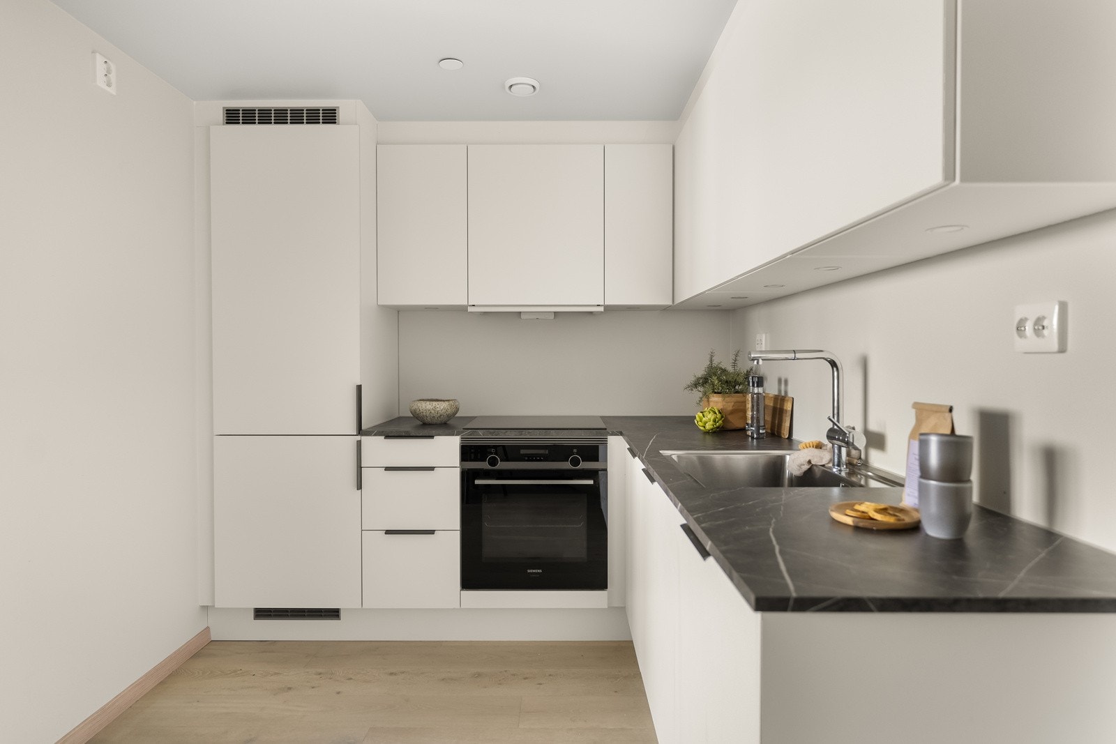 Her har du god plass til oppbevaring av diverse kjøkkenutstyr. Galleribilde