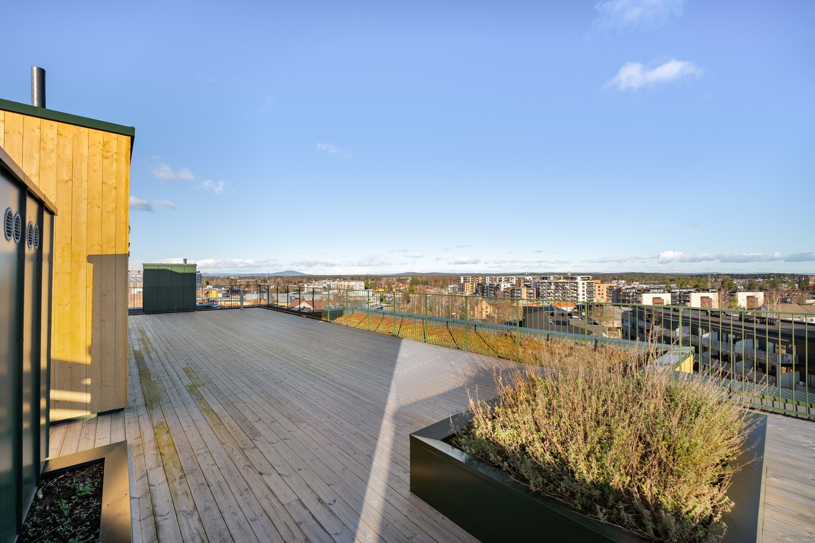 Jessheim storsenter ligger kun ca 3-4 min unna med gange, der finner du en rekke med butikker, caféer, spisesteder m.m Galleribilde