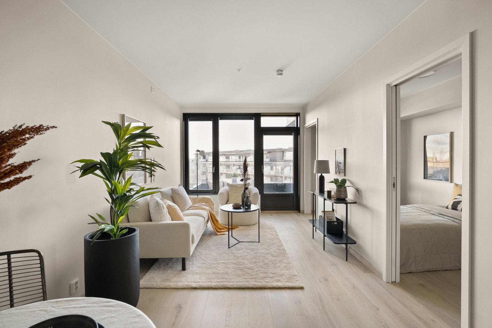 Fra oppholdsrommet er det utgang til en flott balkong med fin utsikt. Galleribilde