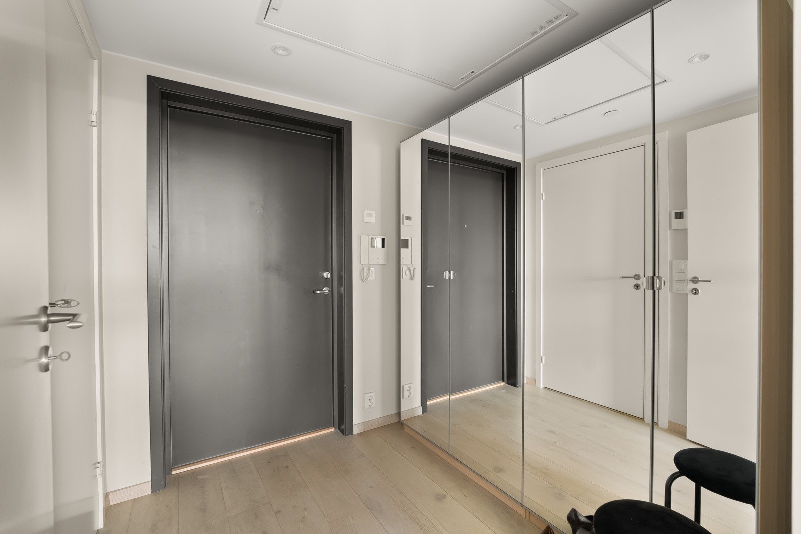 Entréen har gode oppbevaringsmuligheter for klær og sko. Galleribilde