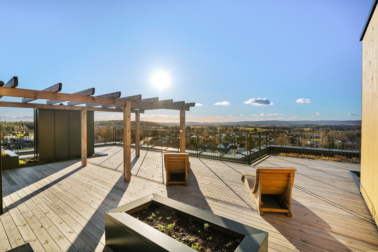 Fra leiligheten har du gode muligheter for offentlig kommunikasjon via buss og tog, begge deler ligger ca. 3 min gange fra leiligheten. Galleribilde