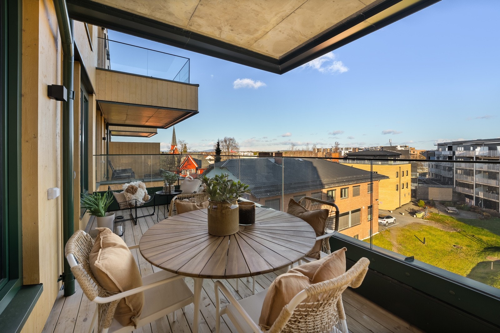 Balkongen har god plass til diverse utemøber. Galleribilde