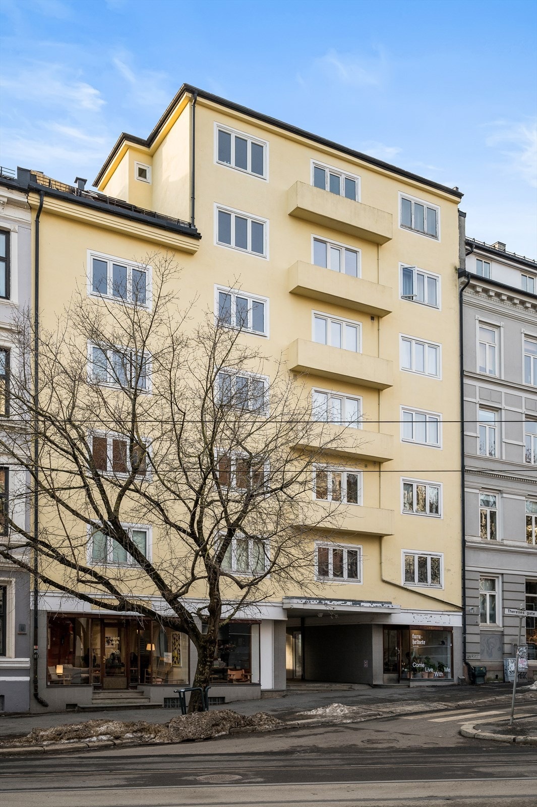 Leiligheten har A-konto VV og fyring inkludert i felleskostnadene. Galleribilde