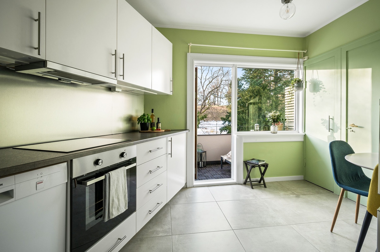 Tidløs kjøkkeninnredning med slette fronter fra 2018 ifølge selger. Smart planløsning m/ separat kjøkken som egner seg for utleie. Galleribilde