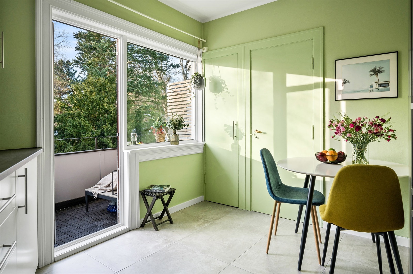 Kjøkkenet har god plass til et lite spisebord, noe som skaper en koselig spiseplass hvor du kan nyte måltidene dine i en hyggelig atmosfære. Galleribilde