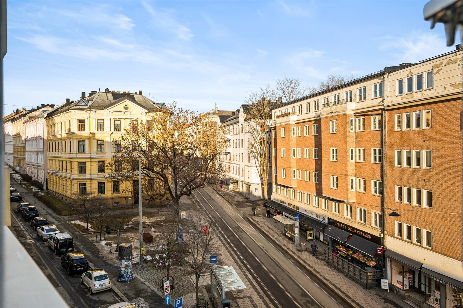 Stensgata 2 ligger tilbaketrukket, men samtidig svært sentralt til i et populært boligområde på Adamstuen/Bislett, like ved idylliske Stensparken. Galleribilde