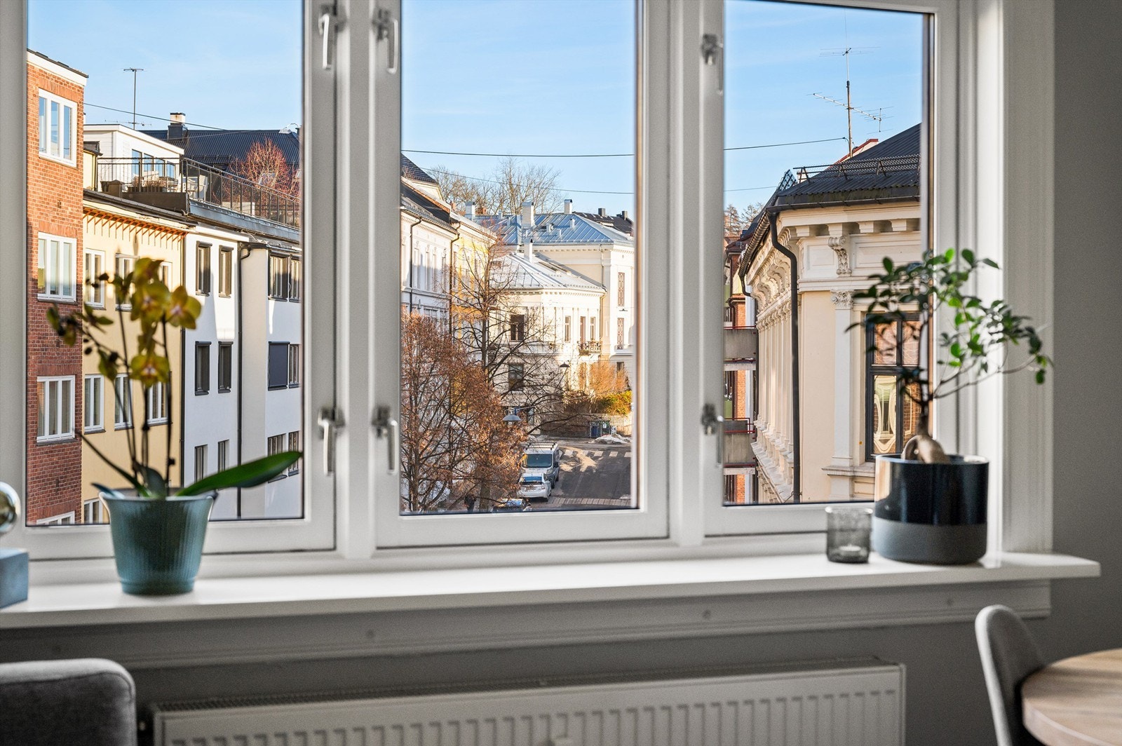 Leiligheten ligger høyt og fritt i 5.etg med heisadkomst. Galleribilde