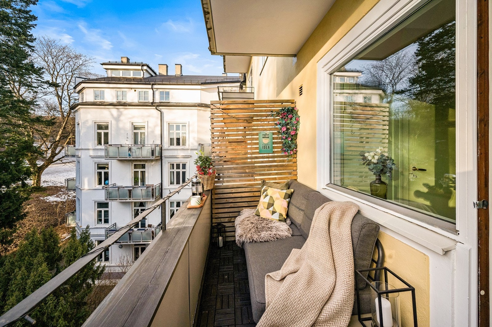 Den sørvestvendte balkongen på 3 kvm har fine solforhold fra ca. kl. 13.30-19.30 på sommeren. Galleribilde