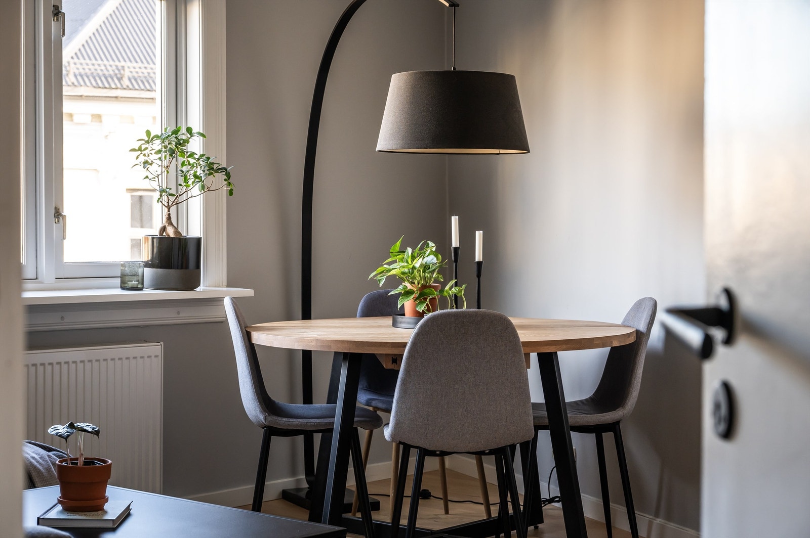 Det ble utført overflateoppussing av vegger, tak, dører, lister og vinduskarmer i 2022 Galleribilde