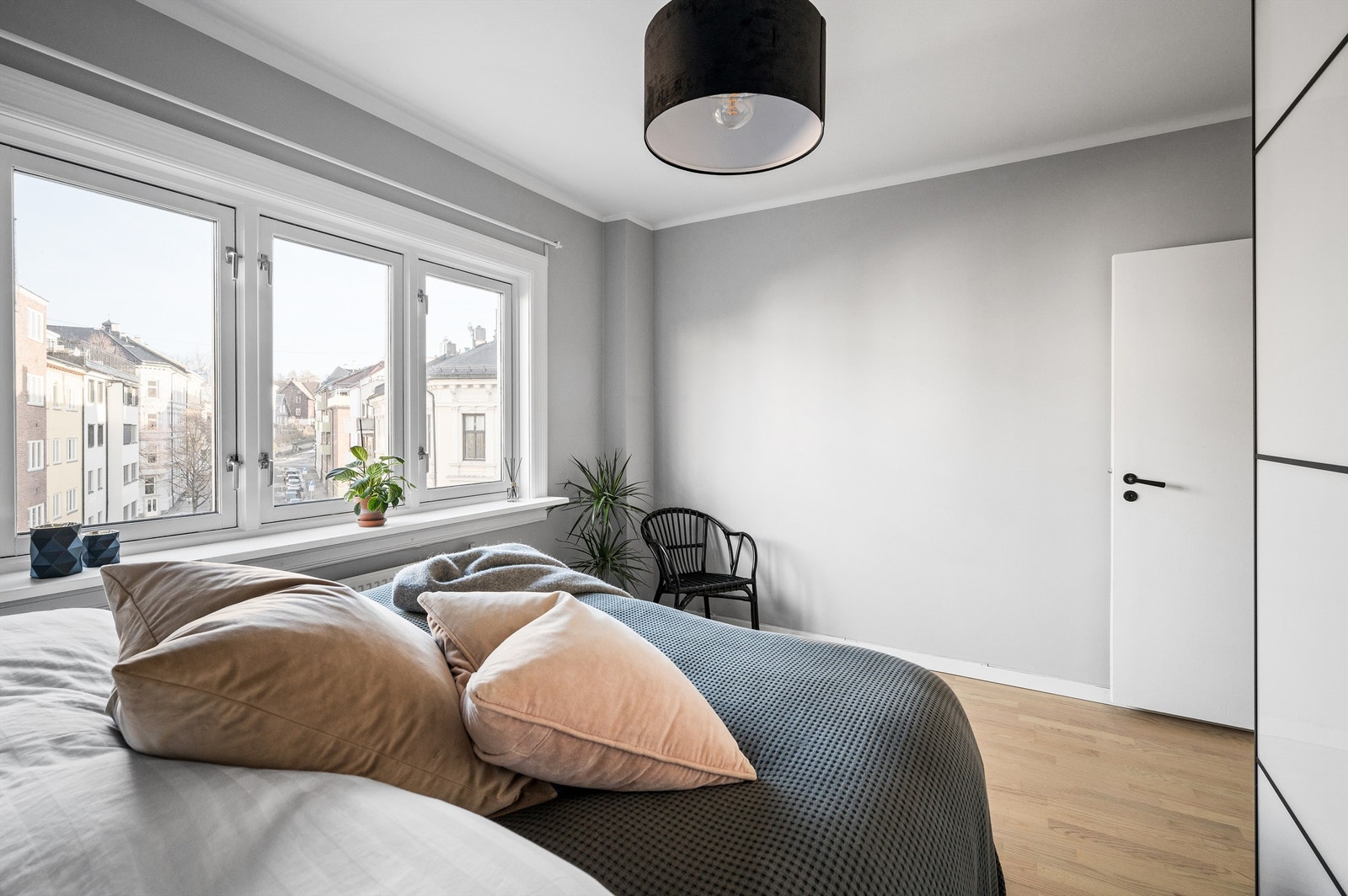 Soverommet har store vinduer som slipper inn rikelig med naturlig lys. Veggene er malt i en behagelig og lun fargetone. Galleribilde