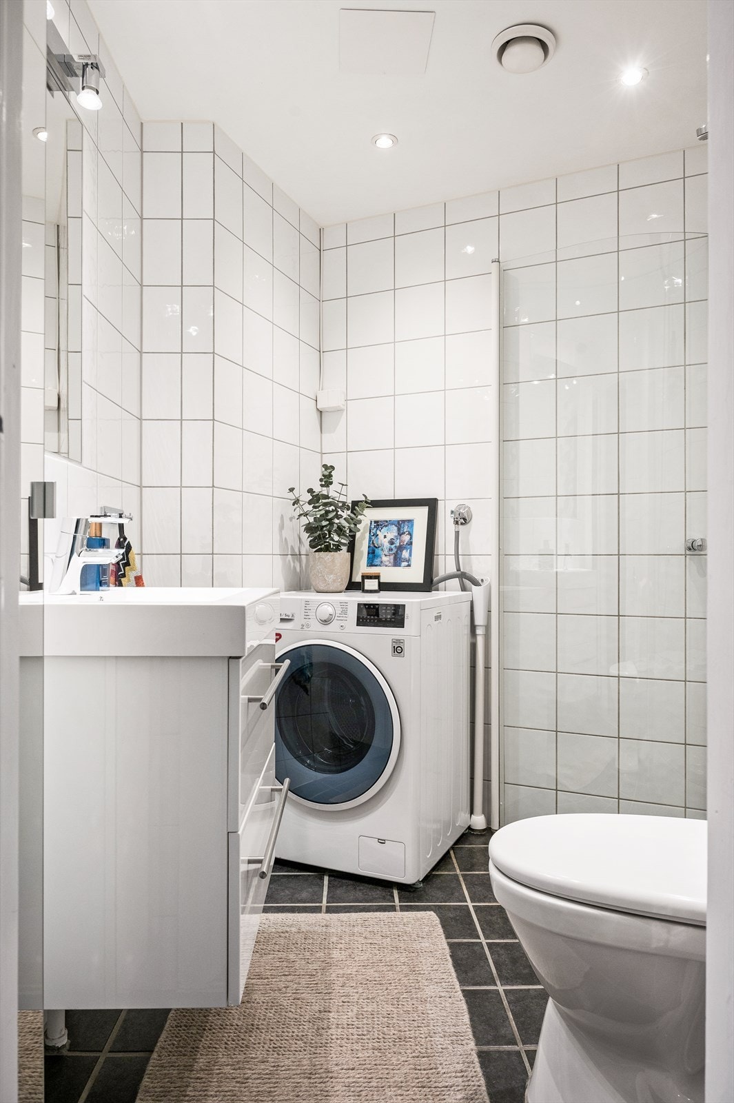 Badet har gulvstående toalett, samt praktisk opplegg for vaskemaskin. Galleribilde