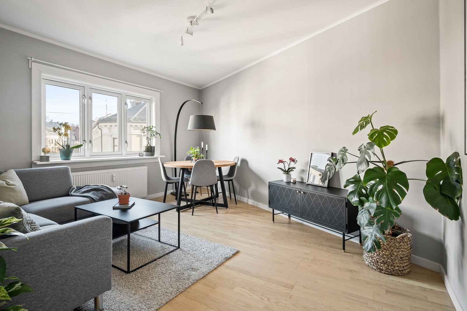 Leilighetens stue har god plass til både spisebord, sofa, sofabord og tv-møblement. De store vinduene slipper inn rikelig med naturlig lys. Galleribilde