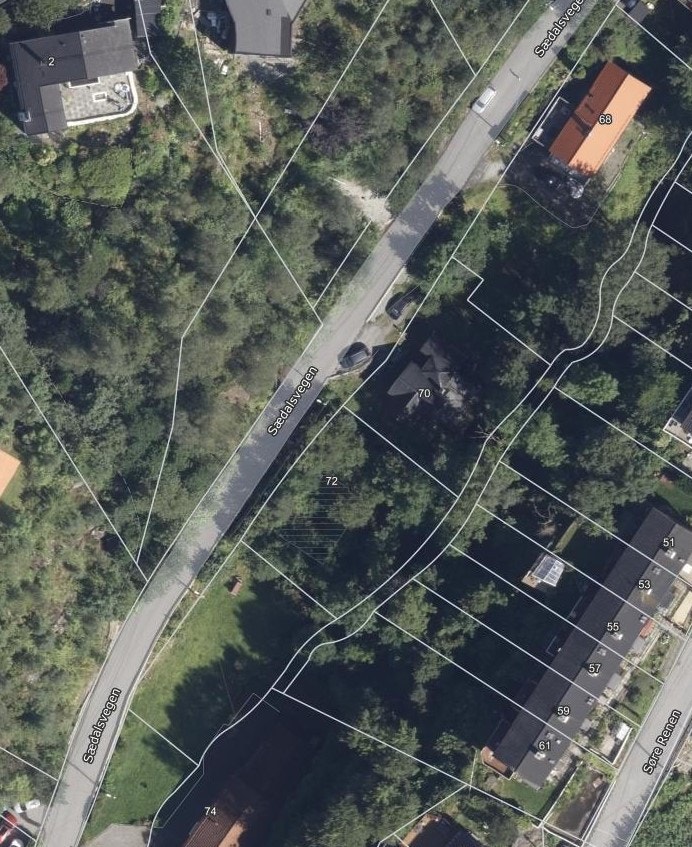Tomten ligger i skrånende terreng i en lite traffikert vei. Galleribilde