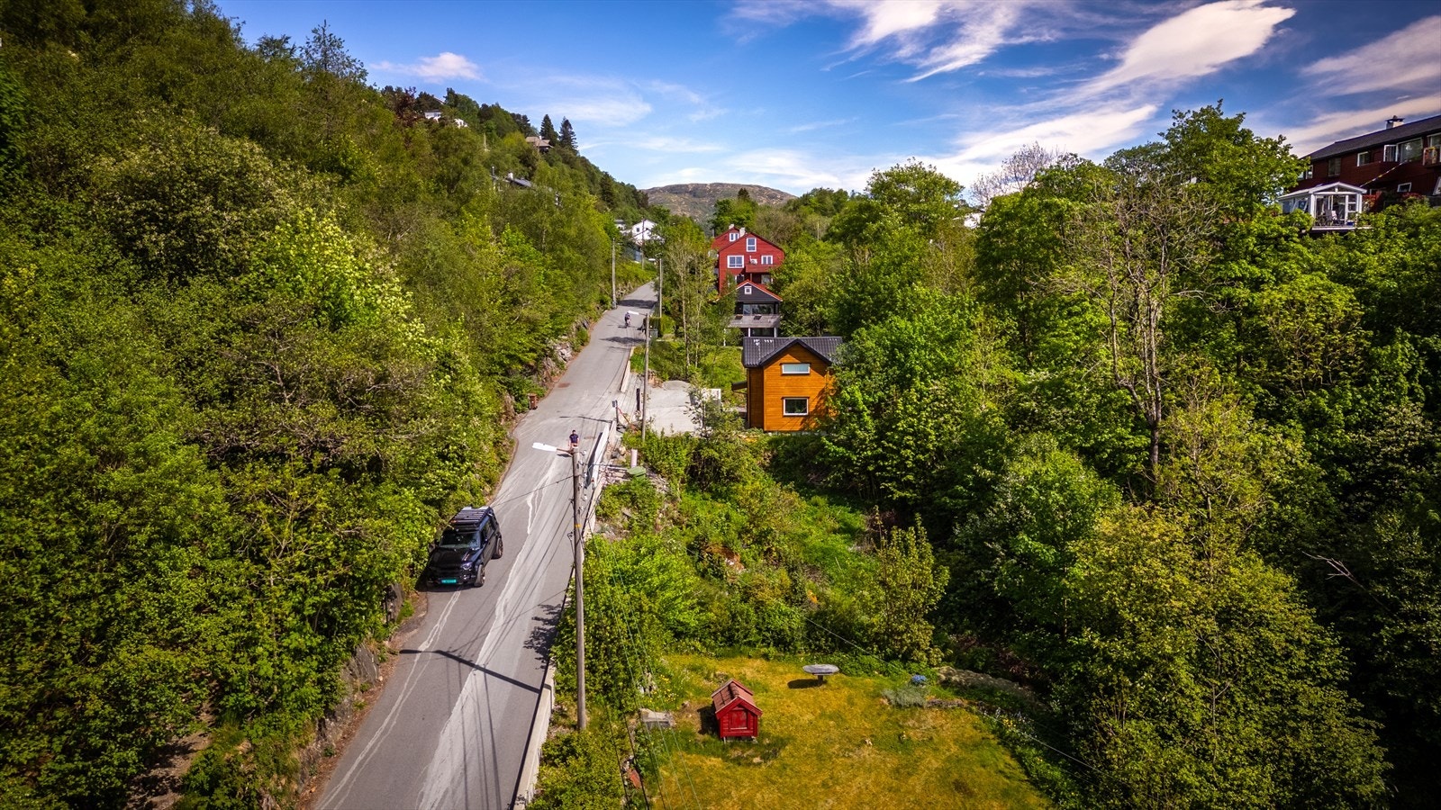 Fra eiendommen er fantastiske turmuligheter i byfjellene, og det populære badevannet Nubben ligger en halvtimes spasertur unna. Galleribilde