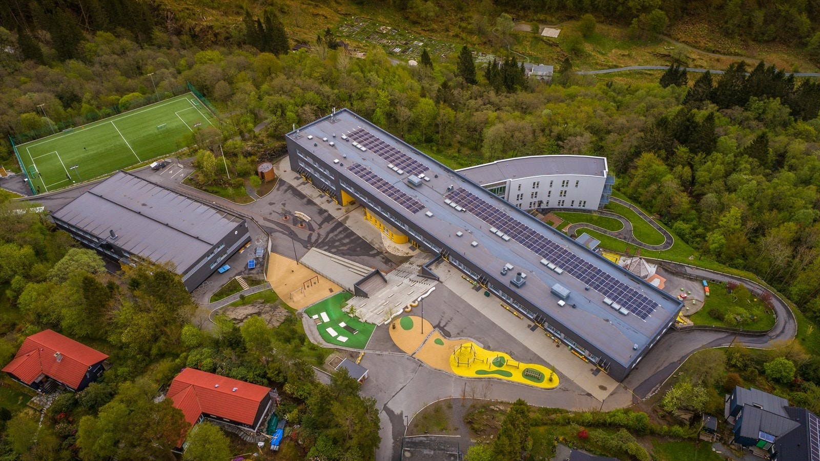 Skolen var ferdigstilt i 2017 og har flotte lokaler på en fin og skjermet beliggenhet. Skolen har blant annet egen kunstgressbane. Galleribilde