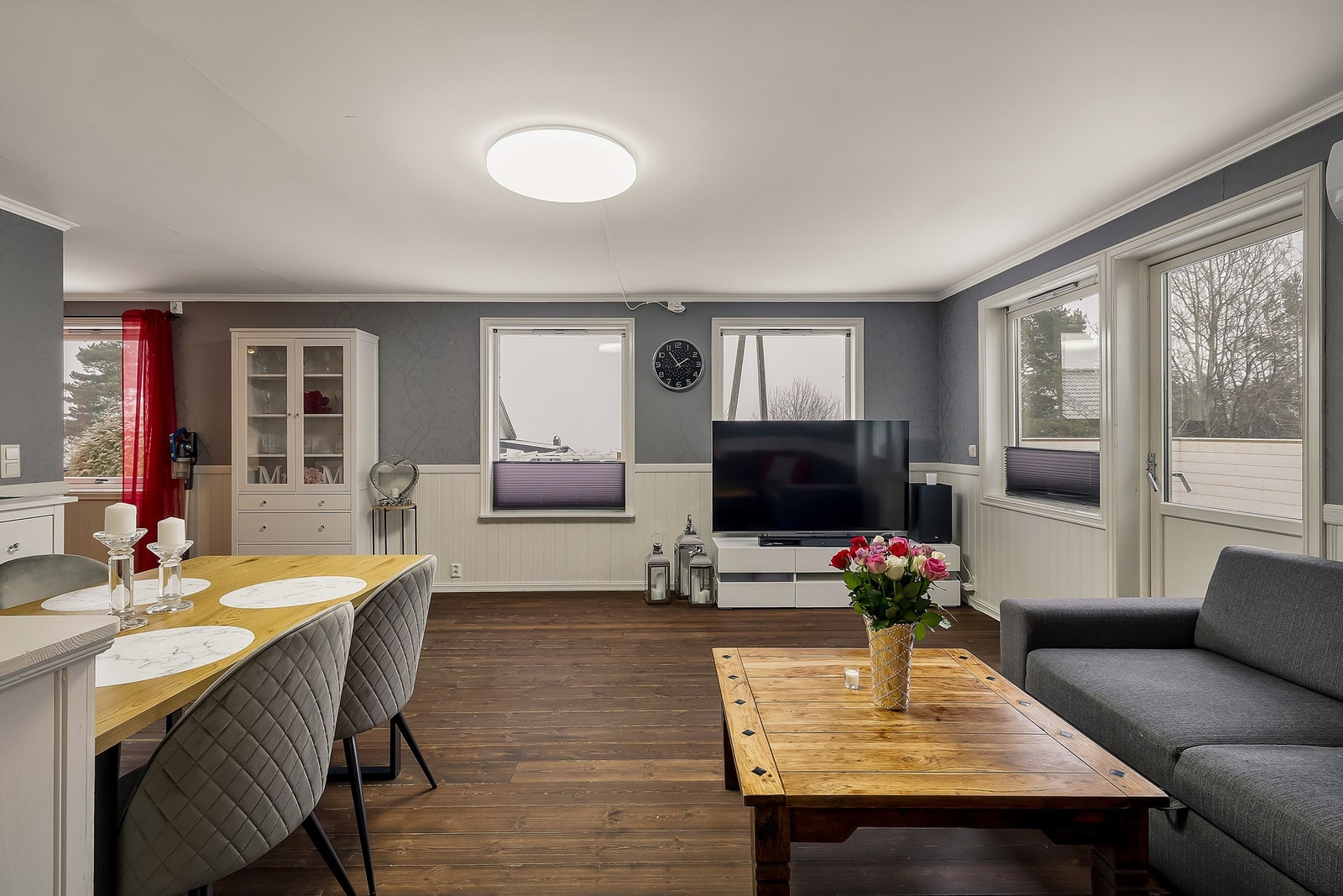 Store vindusflater som slipper inn mye lys. Galleribilde