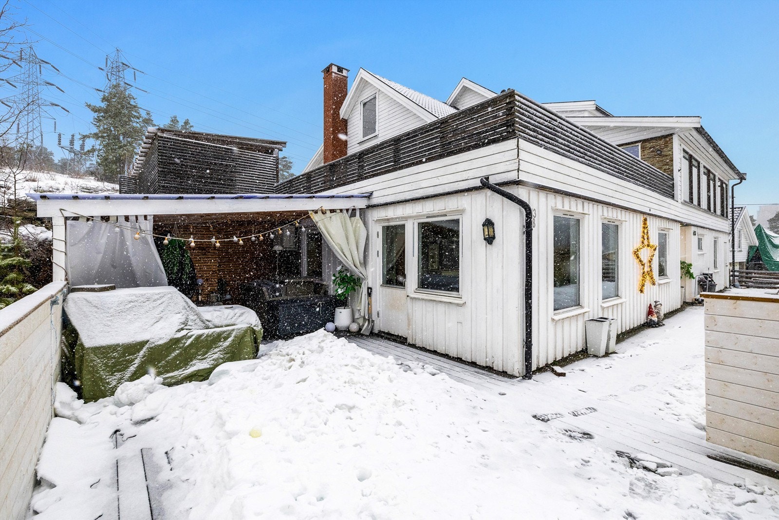 Stor terrasse med direkte adkomst fra stuen. Galleribilde