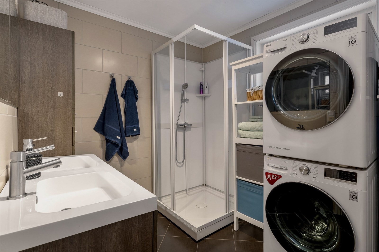 Badet har flislagte overflater som står i stil med innredningen. Galleribilde