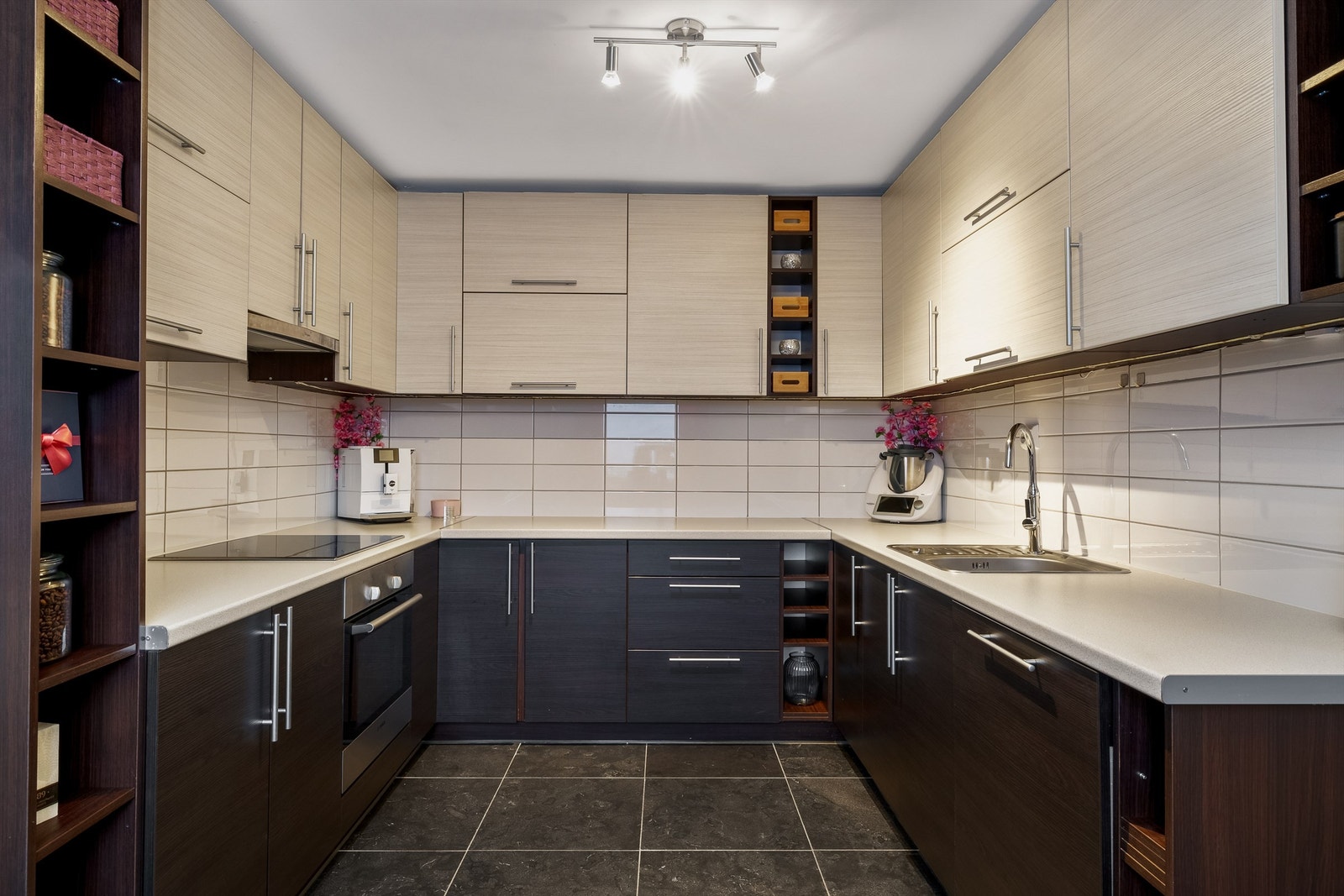 Stilrent kjøkken med slette fronter. Galleribilde