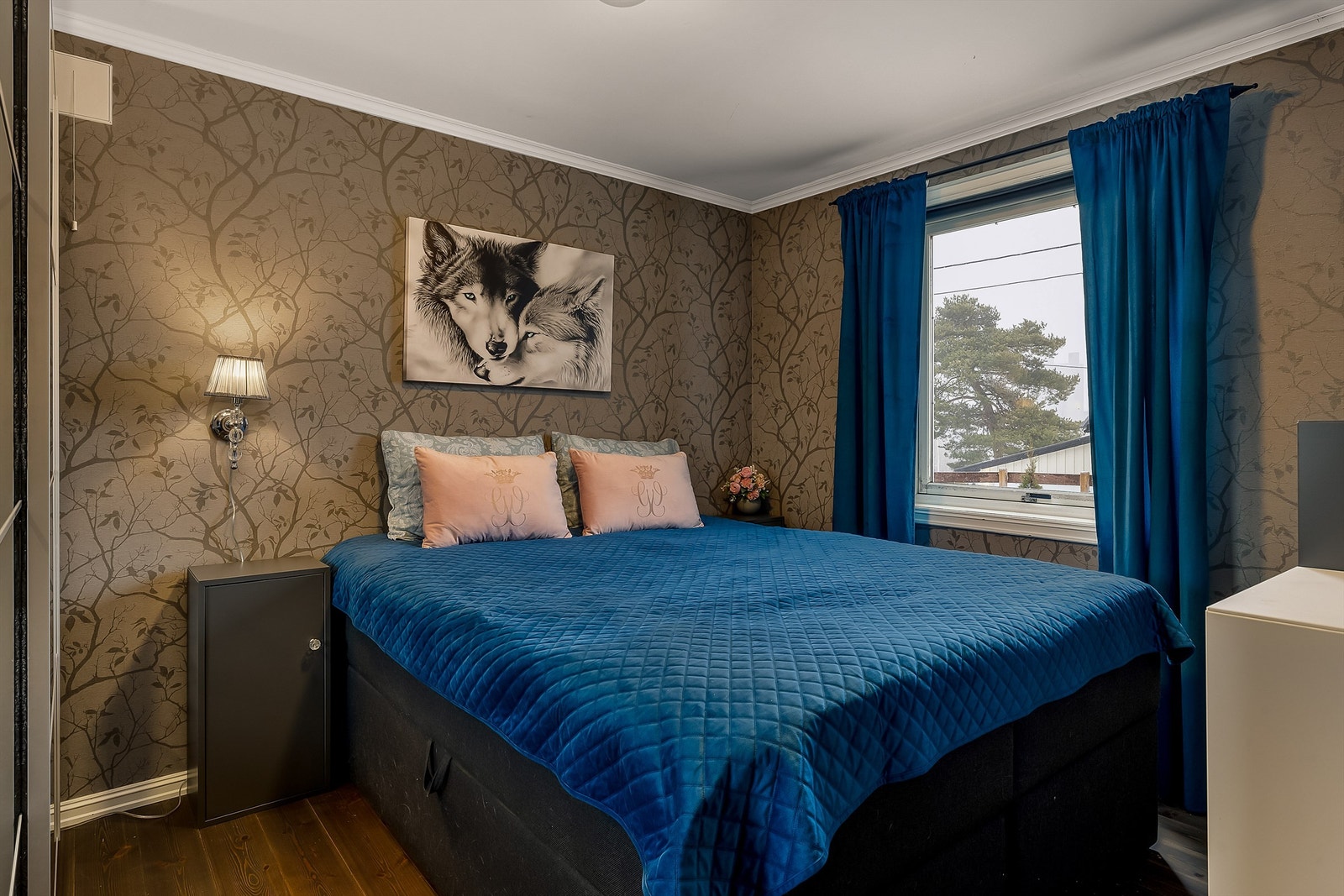 Hovedsoverommet har god størrelse, med plass til dobbeltseng og garderobeskap. Galleribilde