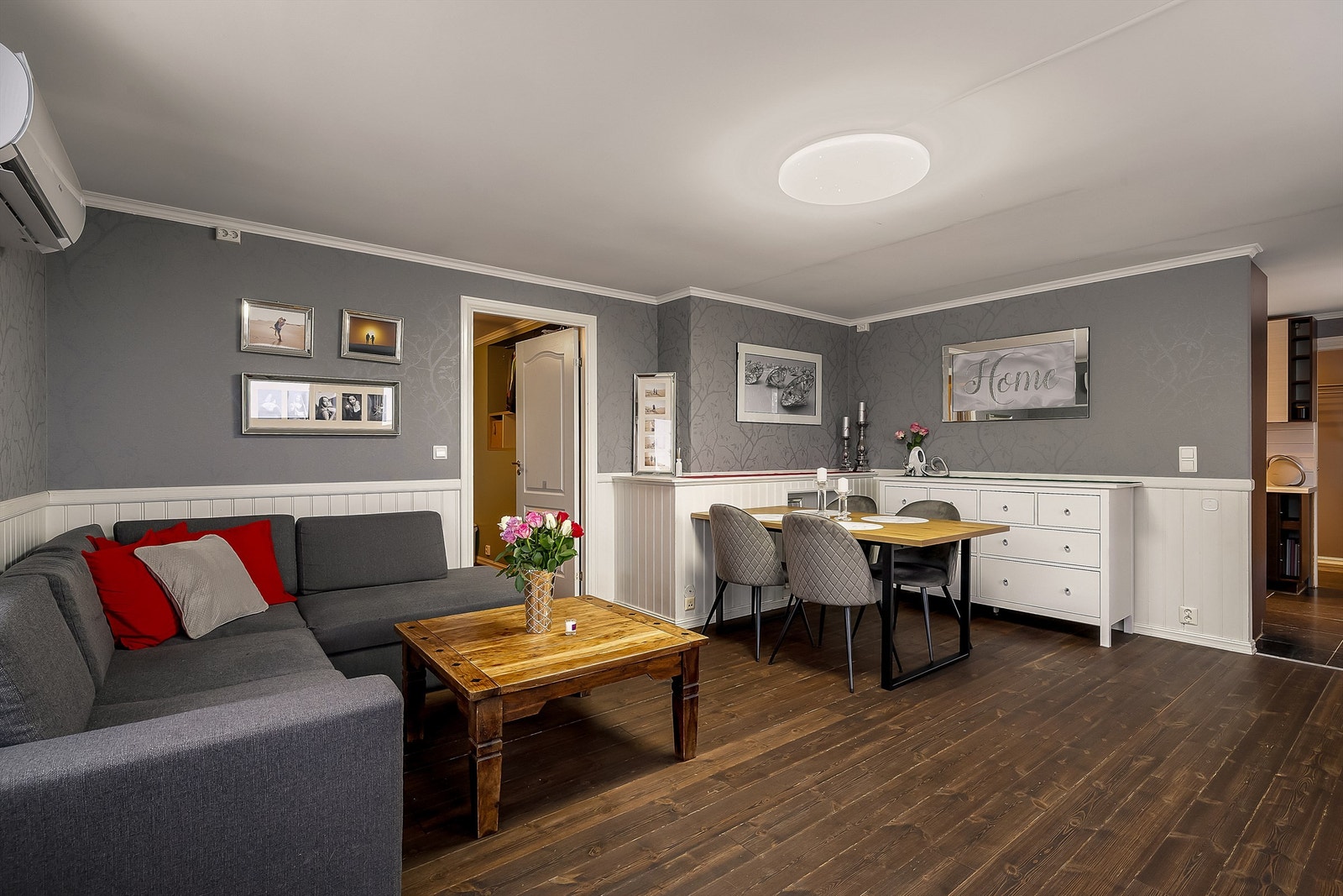 Stuen ligger mellom kjøkkenet og gjesterommet, og blir et naturlig samlingspunkt i leiligheten. Galleribilde