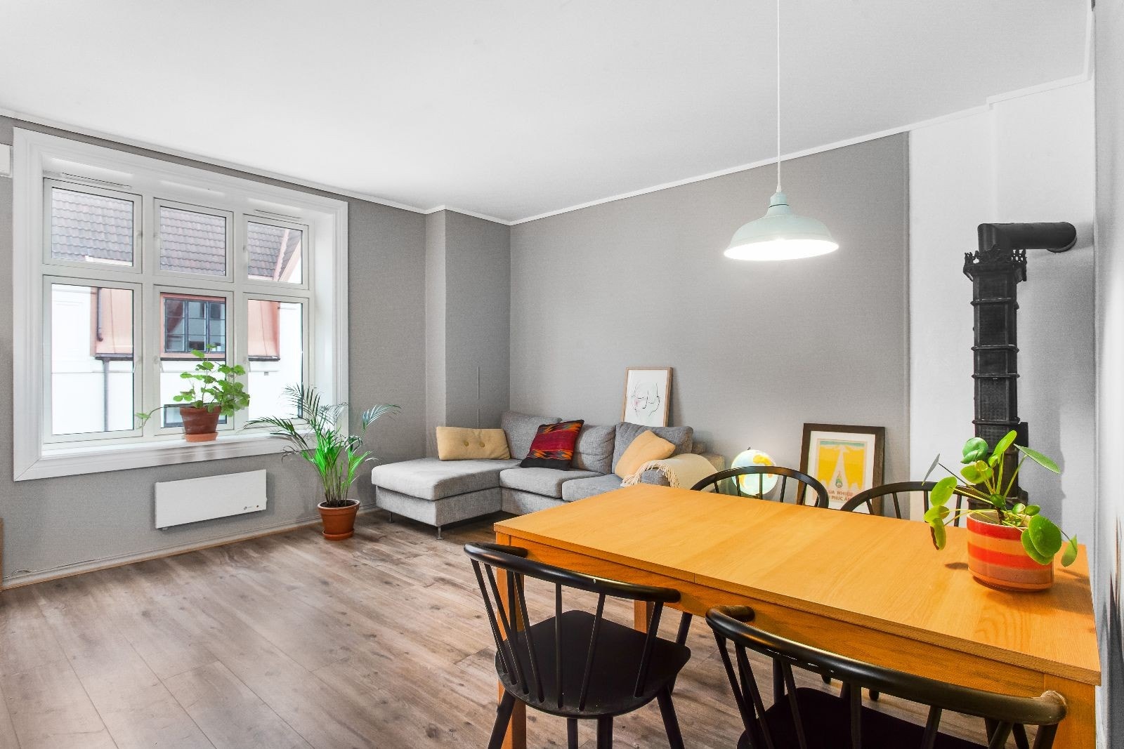 Romslig stue med plass til sofagruppe og spisegruppe Galleribilde