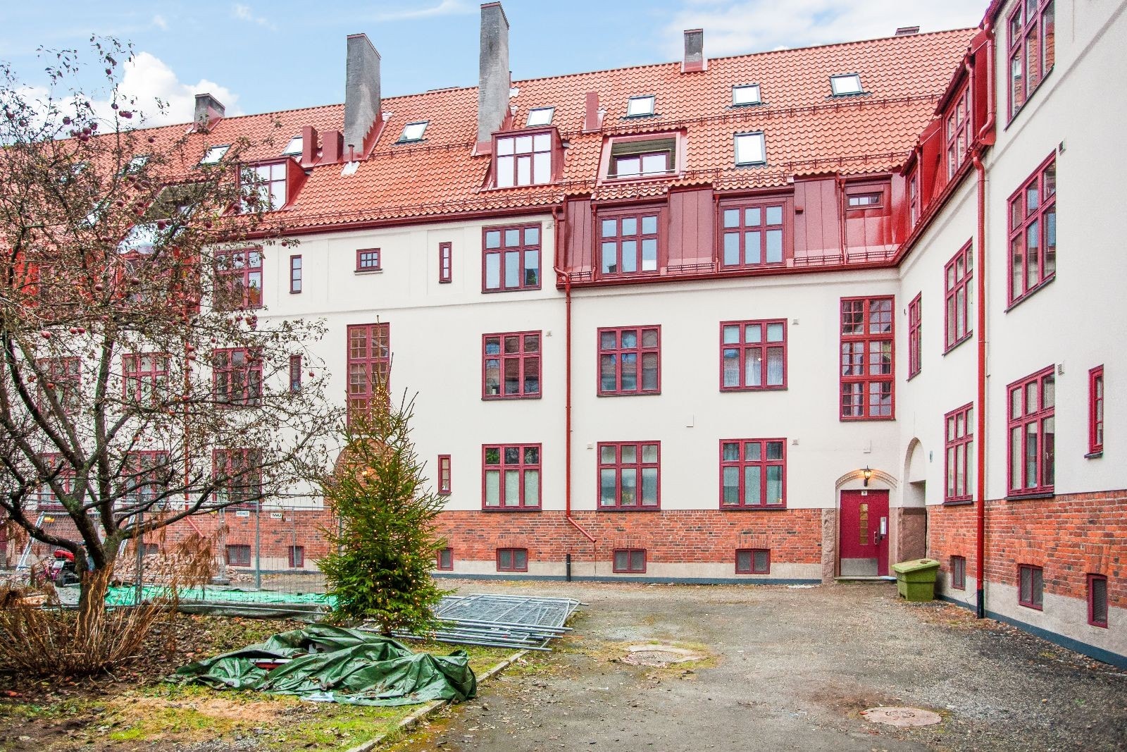 Inngang fra rolig bakgård Galleribilde