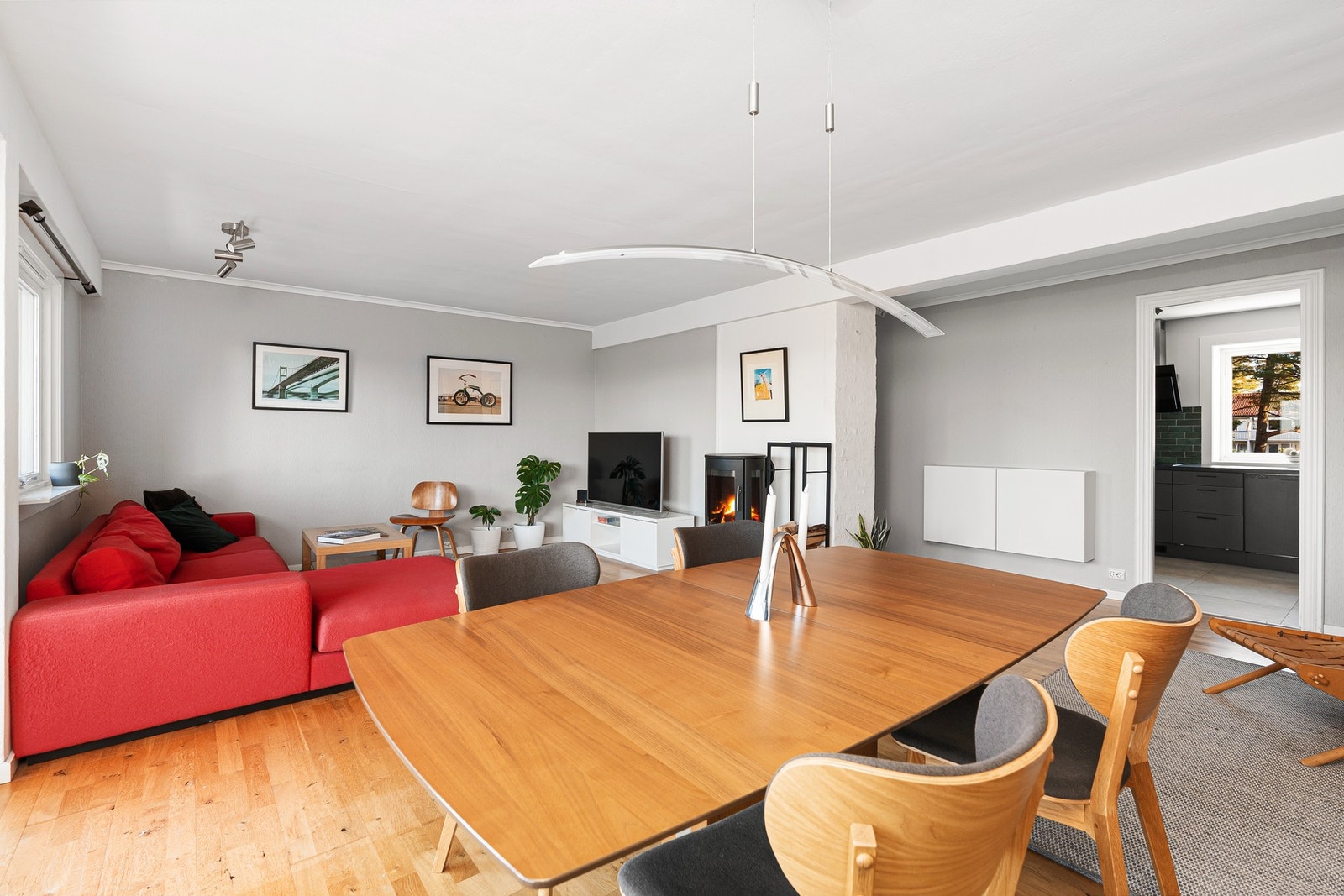 - Plass til spisebord i stuen til å invitere til middagsgjester - Galleribilde