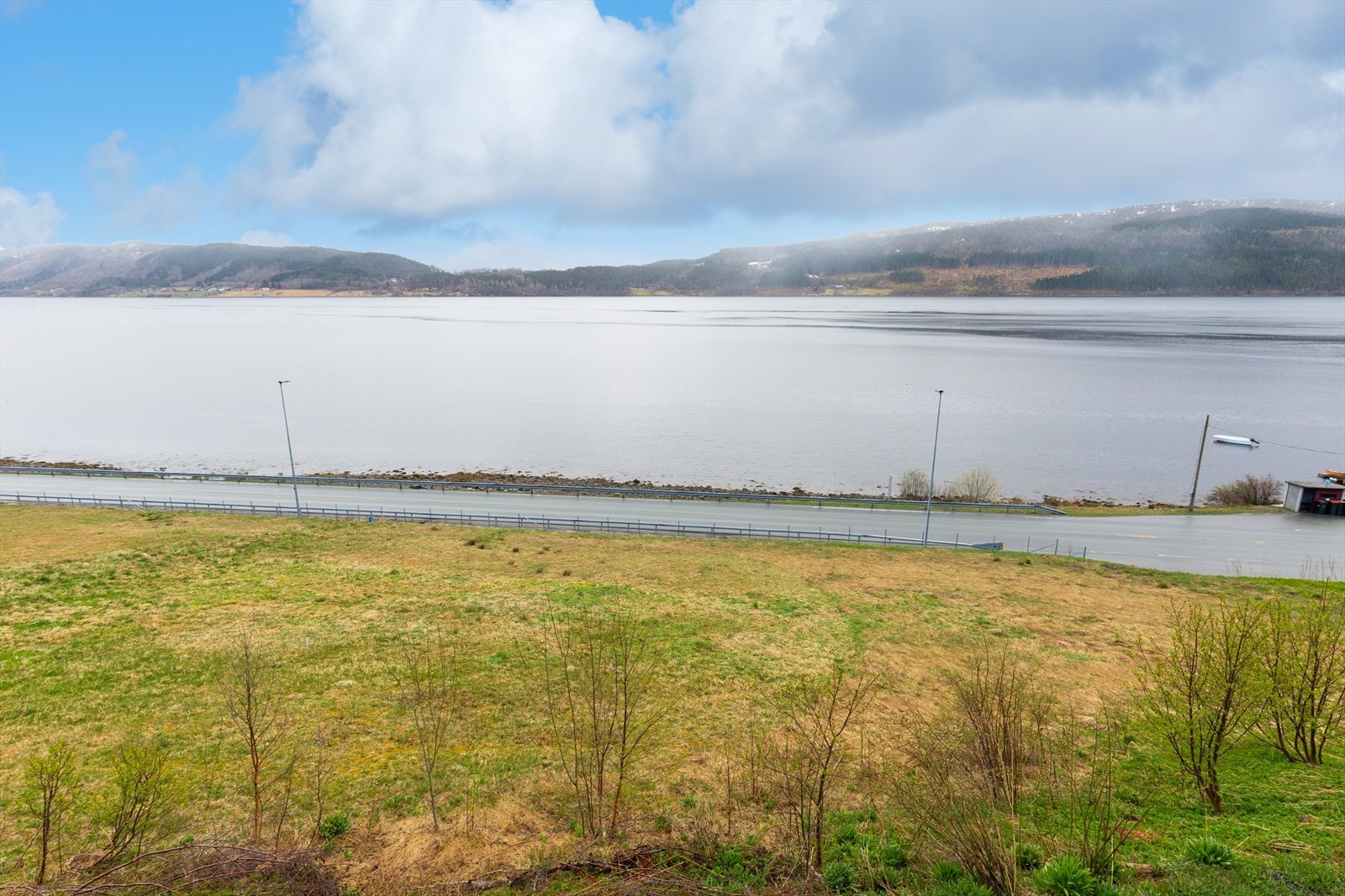 Tomten ligger pent til med utsikt over fjord og fjell, og har svært gode lys- og solforhold. Galleribilde