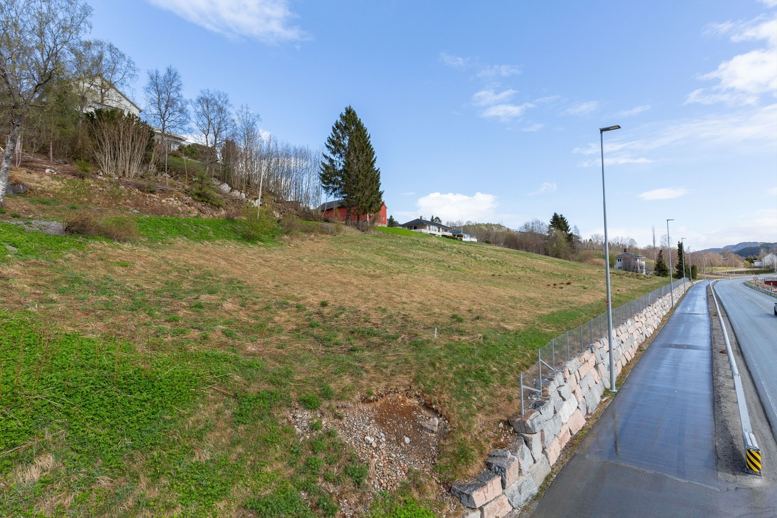 Det er kort vei til skole, barnehage, dagligvarebutikk og fine turmuligheter, samt gode bussforbindelser til Molde sentrum. Galleribilde