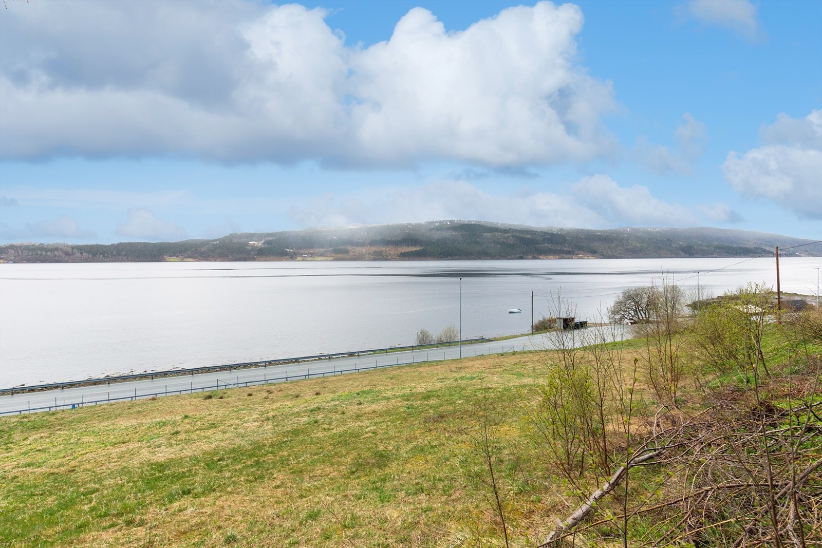 Tomten fremstår som naturtomt med hellende terreng mot syd. Galleribilde