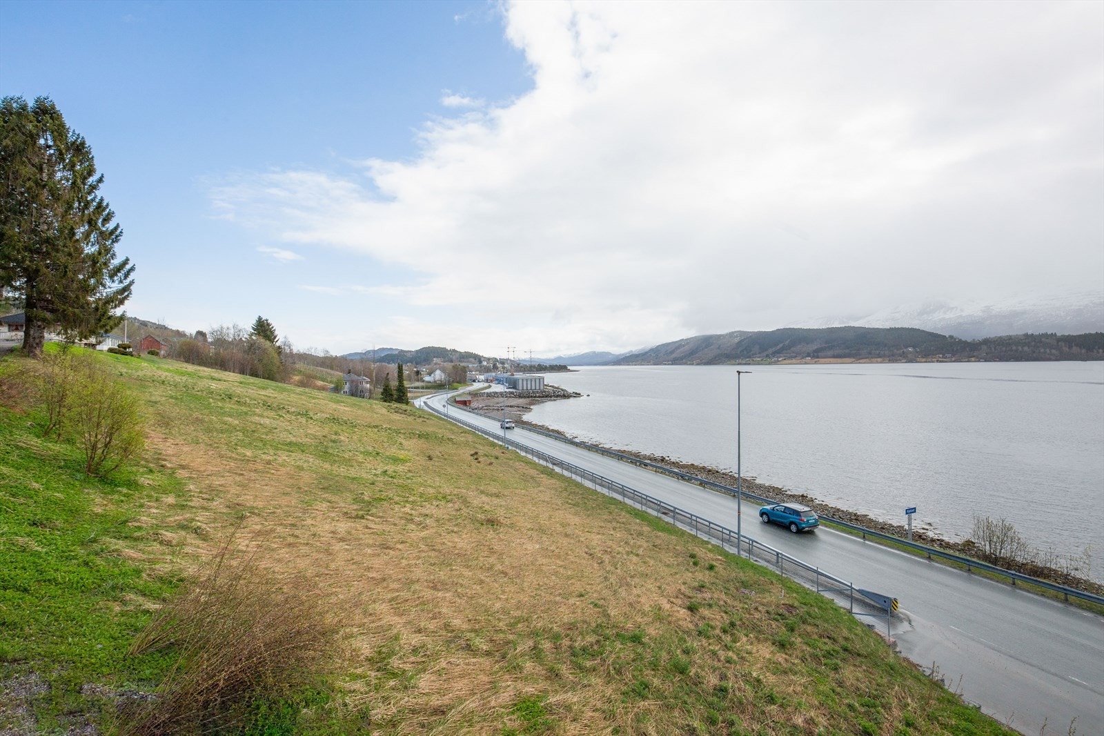 Solrik tomt med idyllisk beliggenhet på Hjelset. Galleribilde