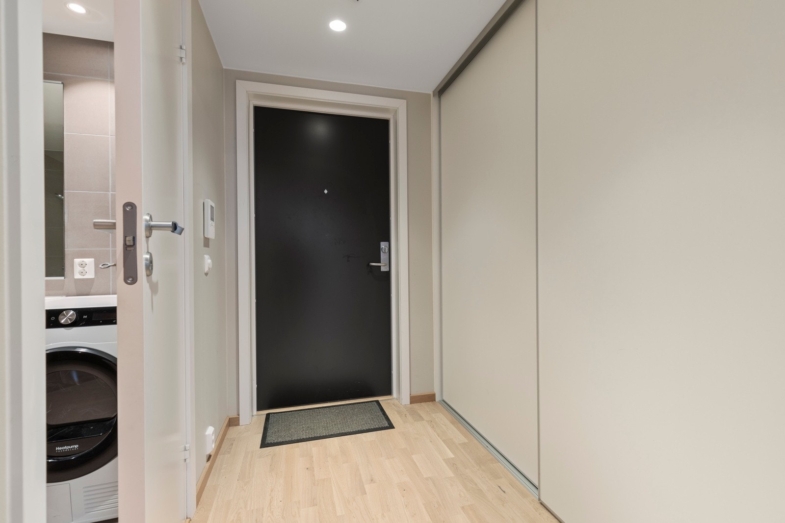 Romslig entré med god plass til å henge av seg yttertøy og oppbevare sko og vesker i skyvedørsgarderoben. Galleribilde