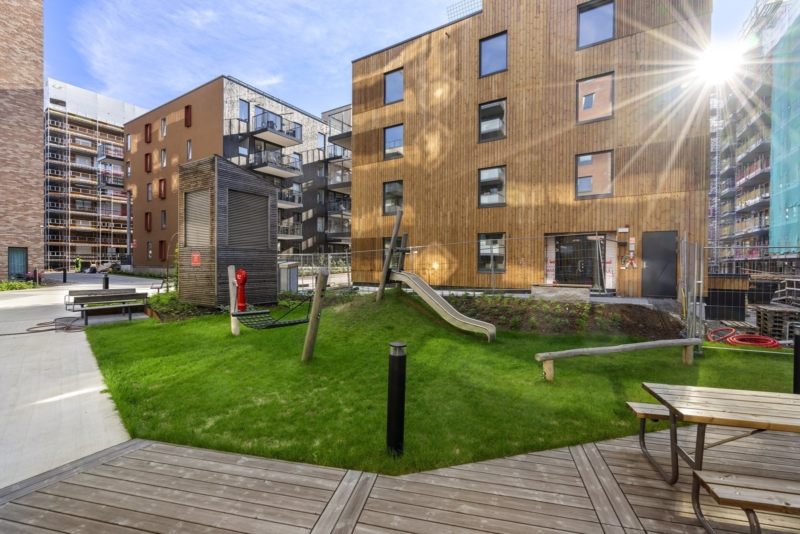 Fellesområdet inkluderer blant annet sittegrupper og lekeplass. Galleribilde