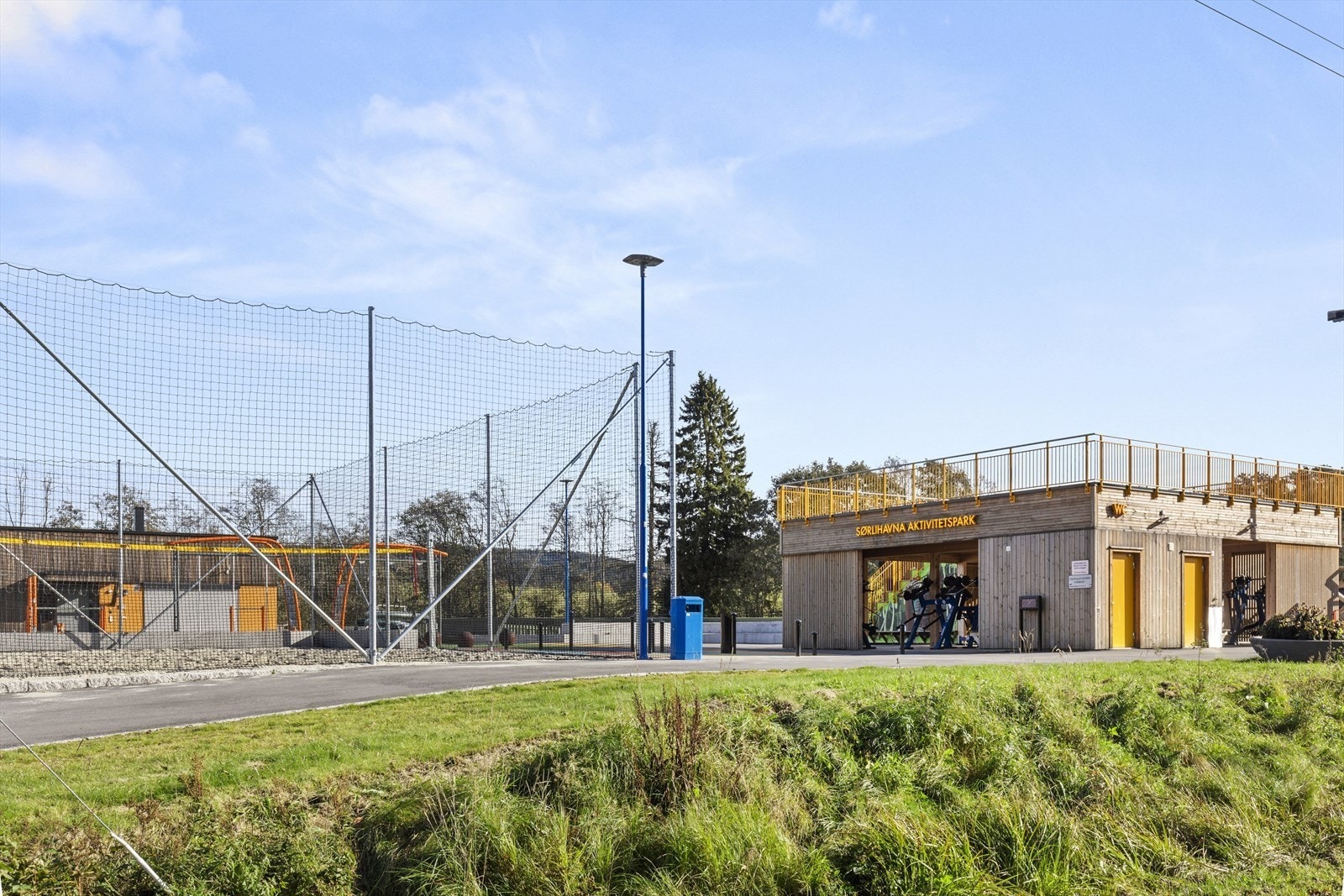 Det er et godt utbygd nett av gang-/sykkelveier i Lørenskog og omegn, og et aktivt idrettsmiljø med anlegg innen de fleste grener. Galleribilde