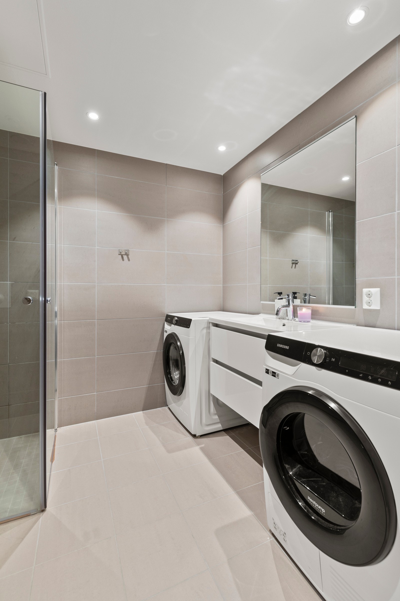 Delikat og stilrent baderom med lyse fliser og moderne innredning. Galleribilde