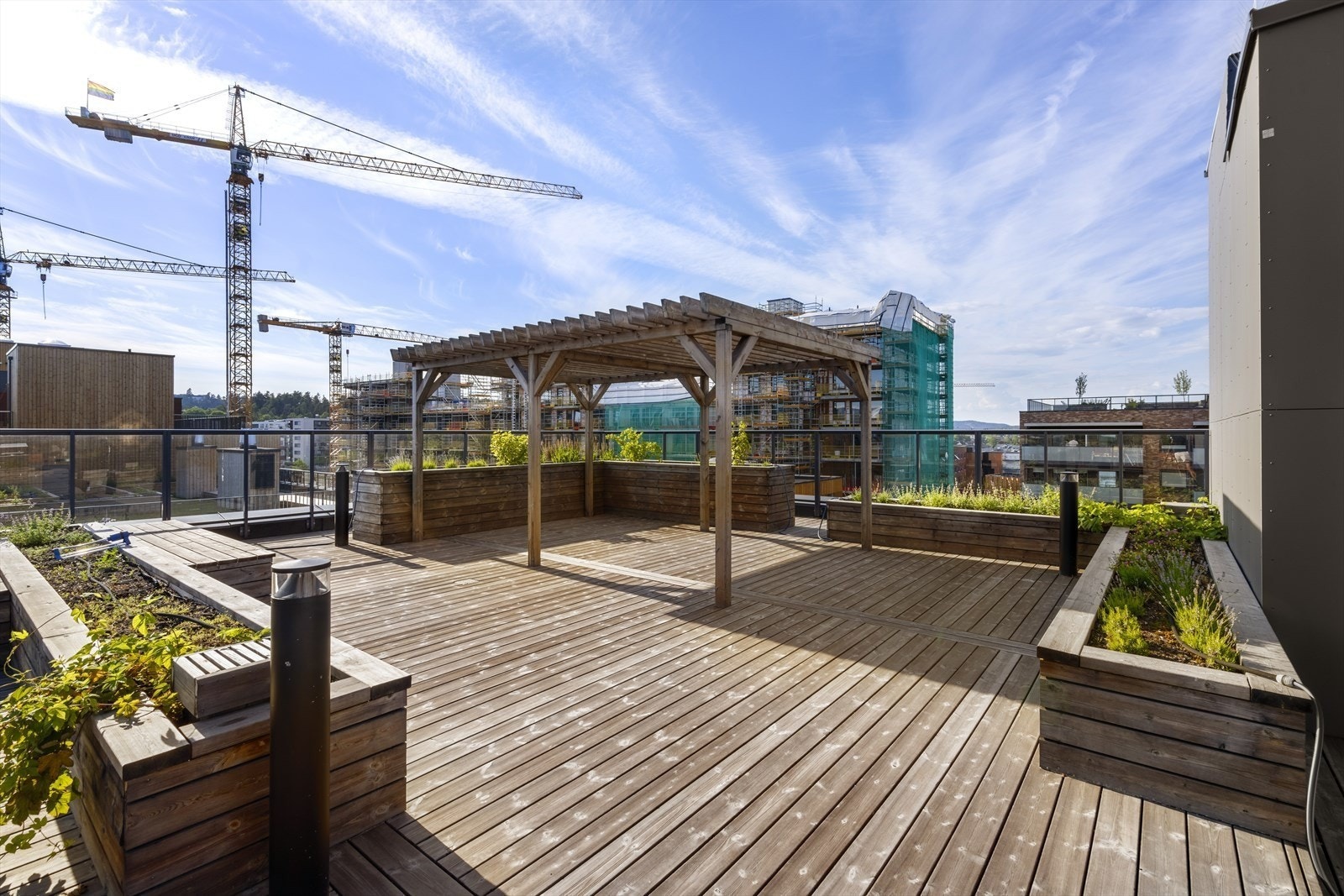 Flott fellesområde med sittegrupper og pergola Galleribilde