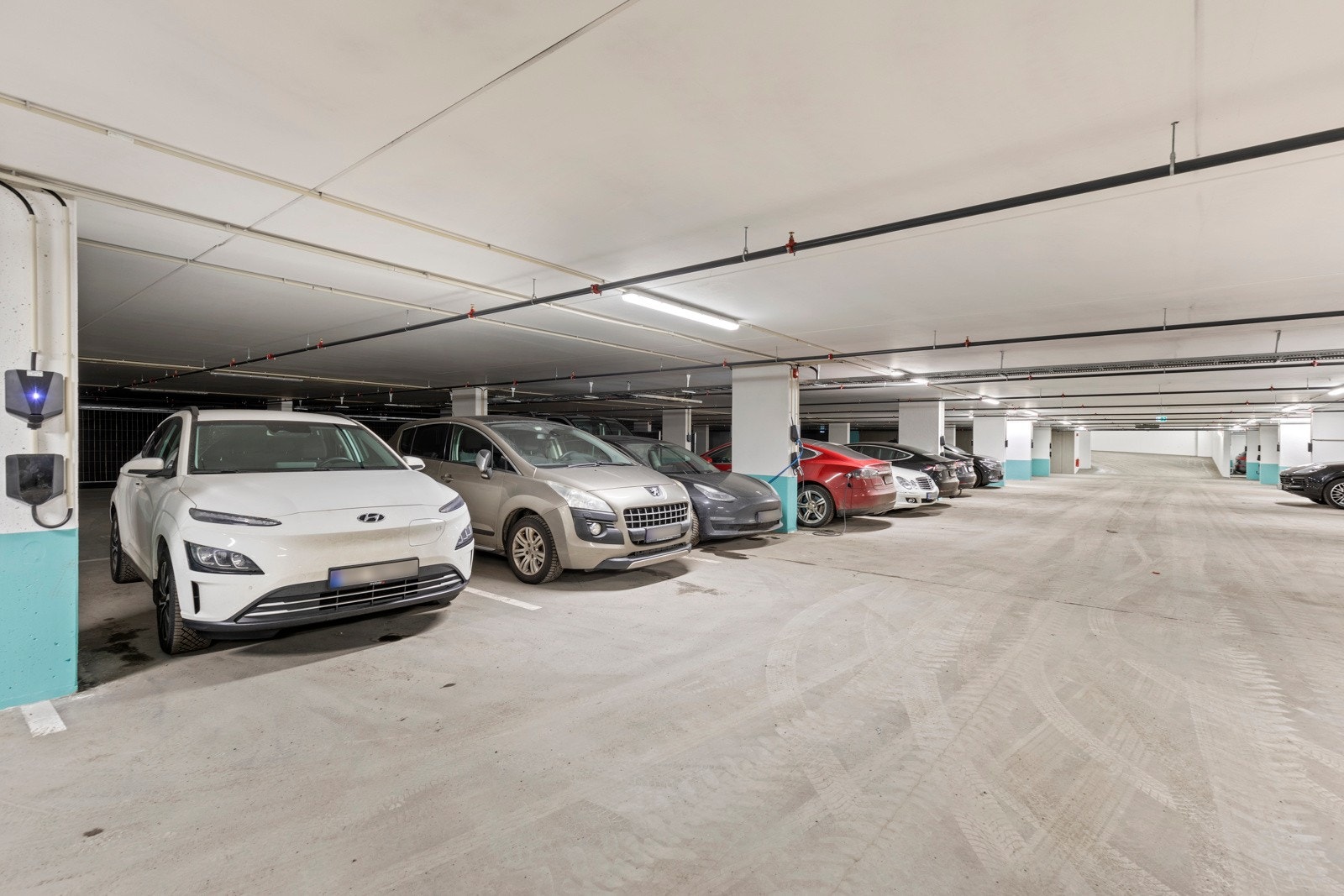 Medfølgende parkeringsplass med el-bil lader. Galleribilde