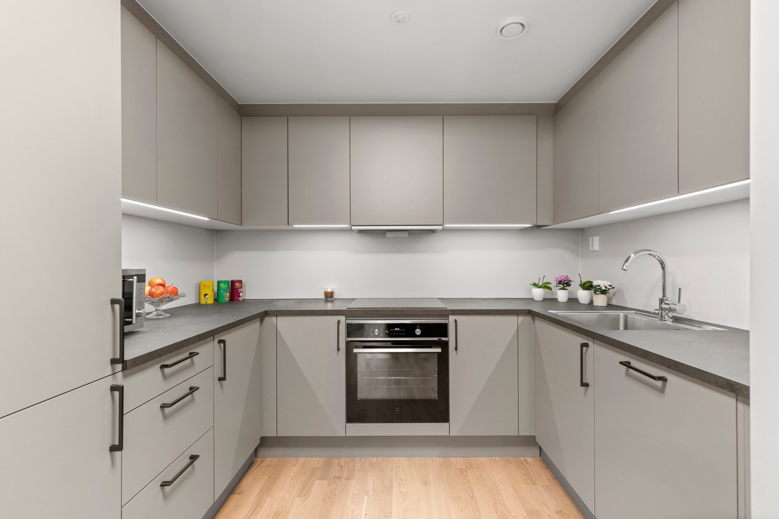 Det medfølger integrerte hvitevarer som induksjonstopp, oppvaskmaskin, stekeovn, og kjøle/fryseskap. Galleribilde