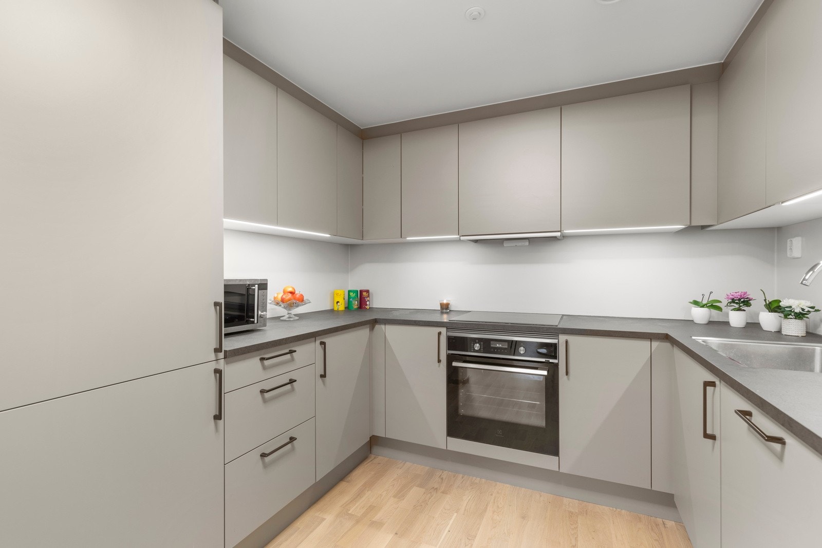 Flott og tidsriktig kjøkken fra 2023 med mye skap- og benkeplass. Galleribilde