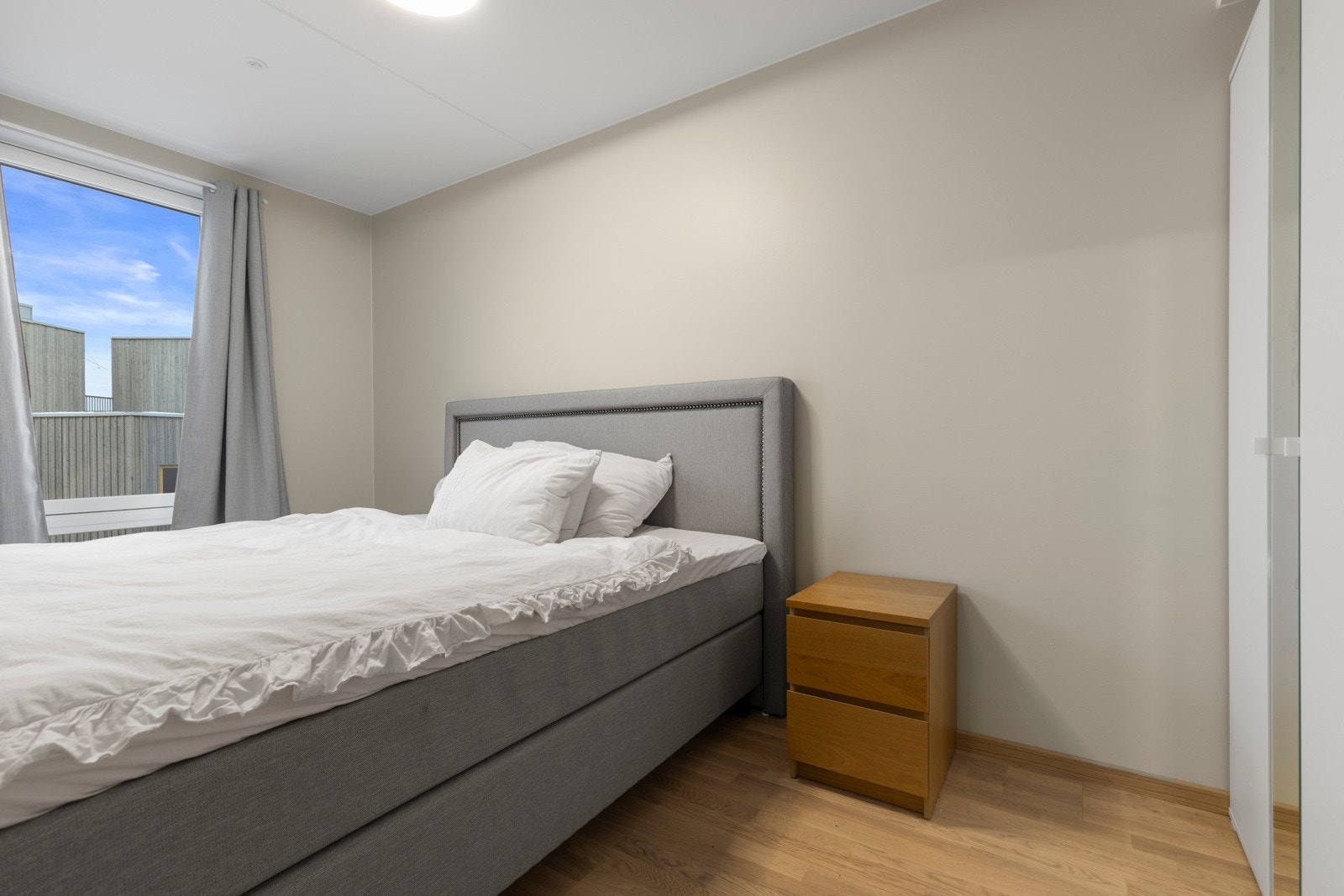 Hovedsoverommet er romslig med god plass til dobbeltseng, tilhørende nattbord og garderobeskap. Galleribilde