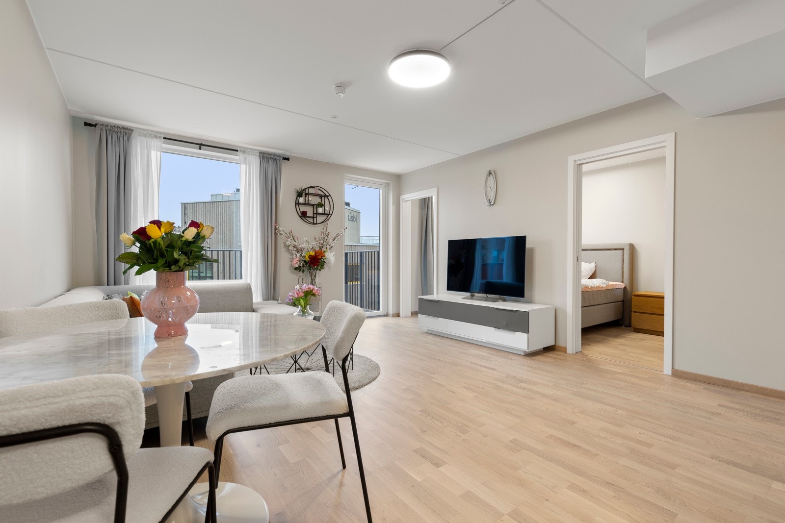 Eikeparkett på gulv og lysmalte overflater. Galleribilde