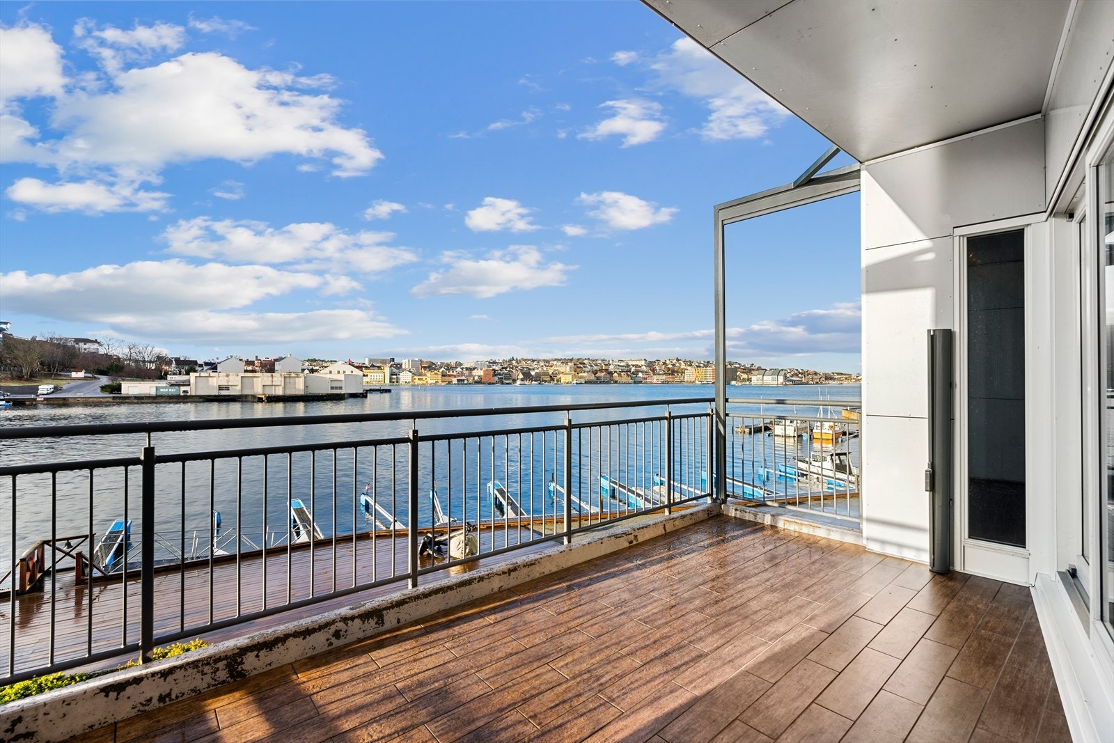 Solrik balkong med flott utsikt ut over havnebassenget Galleribilde