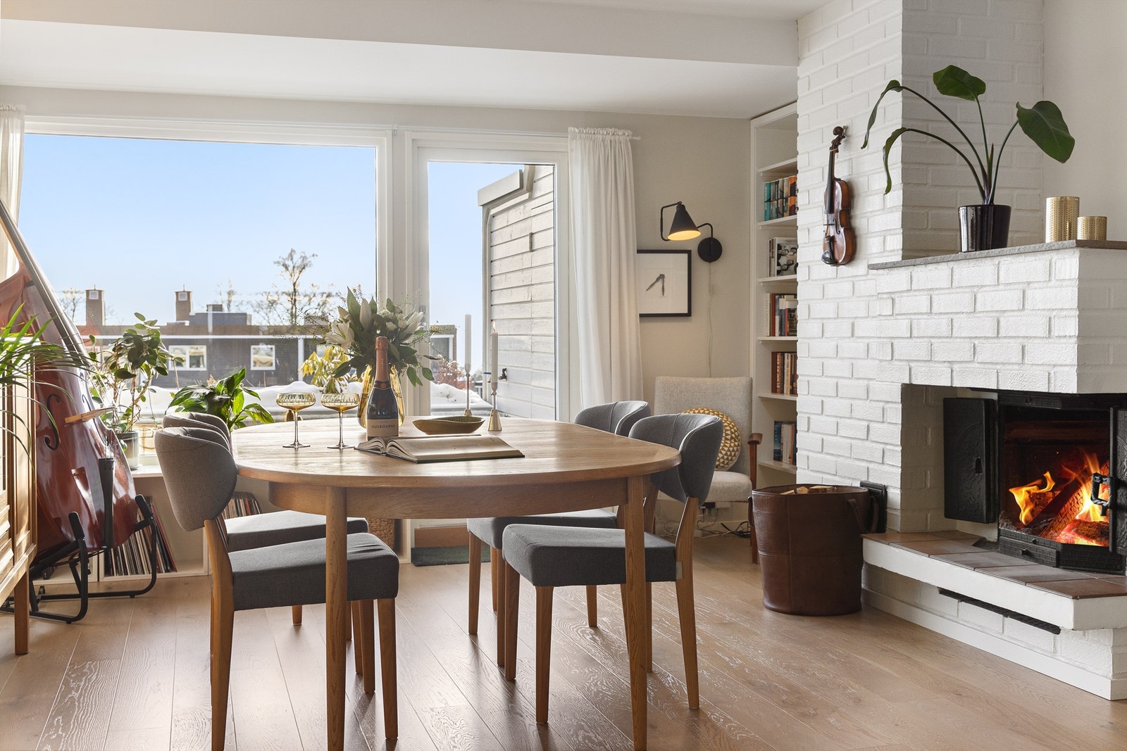 Store vindusflater slipper inn mye lys og gir et fritt utsyn fra stuen Galleribilde