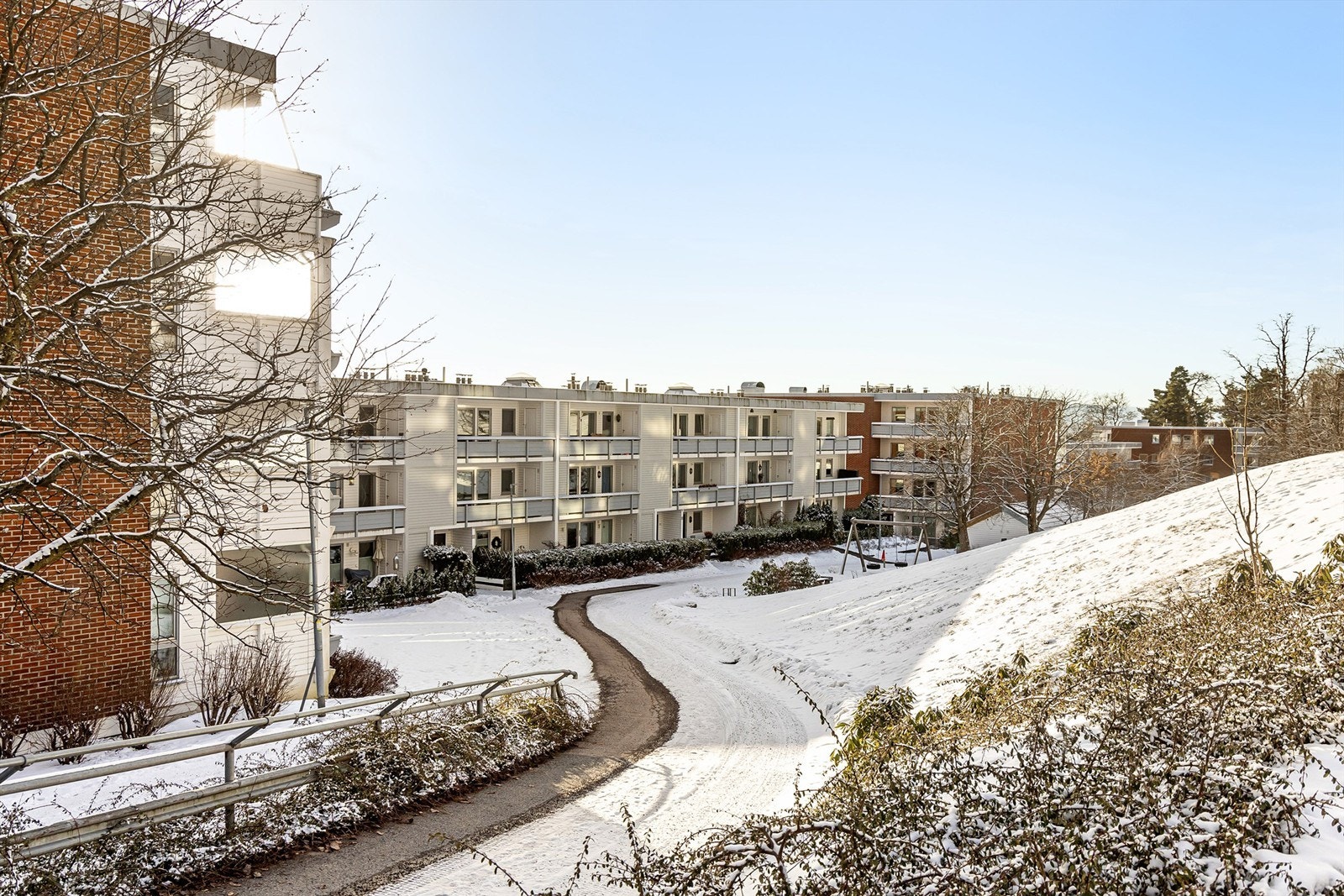 Sameiet har en stor tomt med parkmessige grøntanlegg og lekeplasser Galleribilde